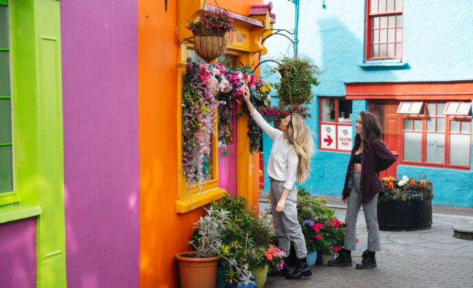Couple shopping in Kinsale in Cork 15 Minutes from Cork International HOtel