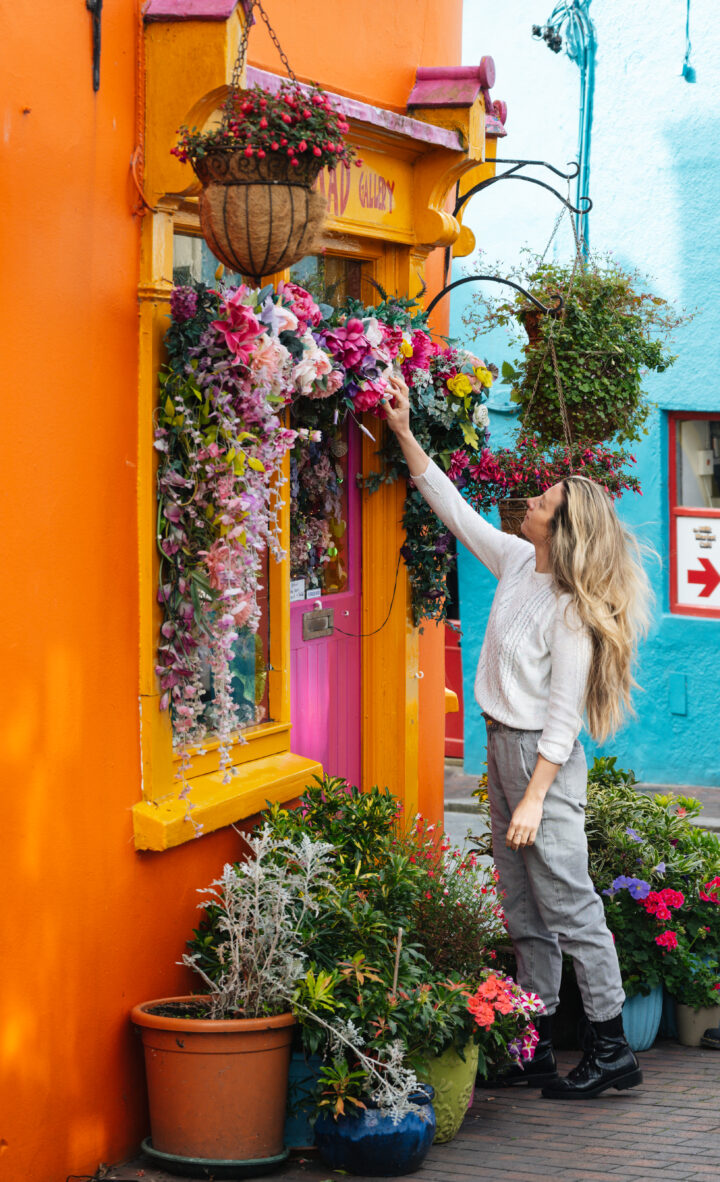 Couple shopping in Kinsale in Cork 15 Minutes from Cork International HOtel