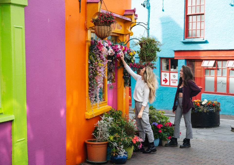 Couple shopping in Kinsale in Cork 15 Minutes from Cork International HOtel