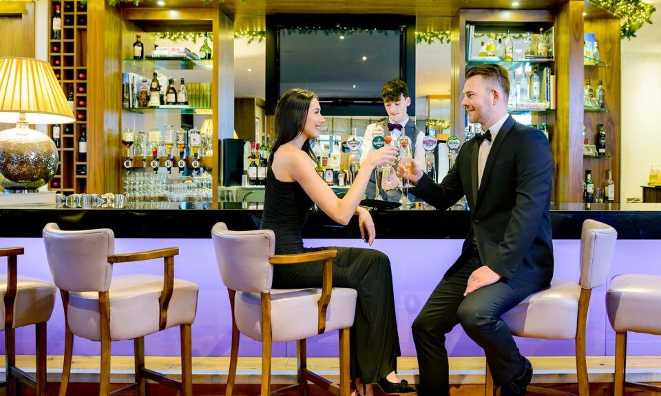 New Yorker Couple At Bar Landscape CIH